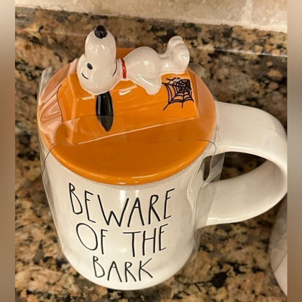 Rae Dunn Snoopy Halloween mug with top. 🎃👻